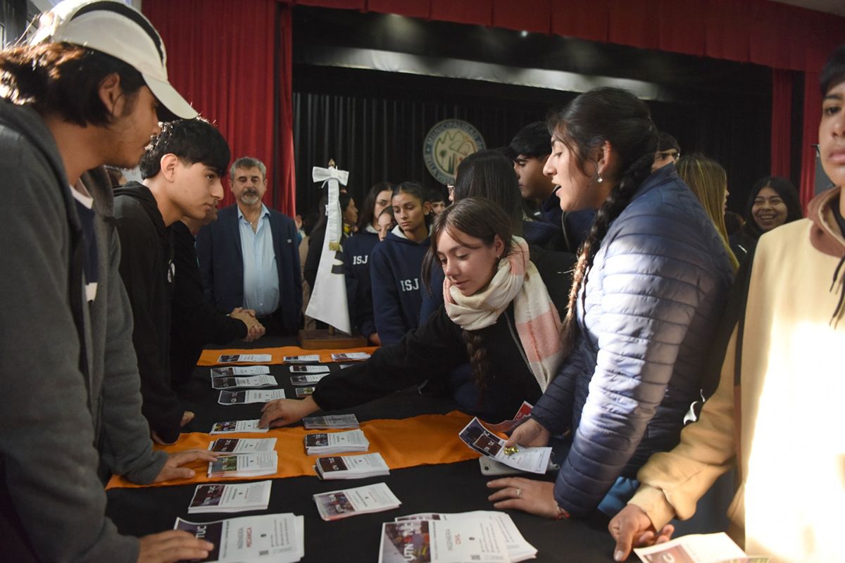 EL MÁS CONCURRIDO. El stand de la UTN fue uno de los más concurridos de la Expo Educativa en Bella Vista. / LA GACETA, ANALÍA JARAMILLO