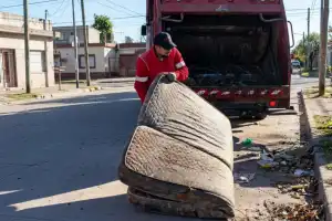 Restos de poda, cacharros, neumáticos fuera de uso, muebles y colchones la Municipalidad de Tucumán los retira de casa