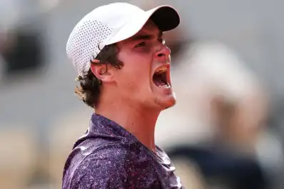 Otro batacazo en París: Joao Fonseca remontó dos sets y eliminó a Novak Djokovic de Roland Garros