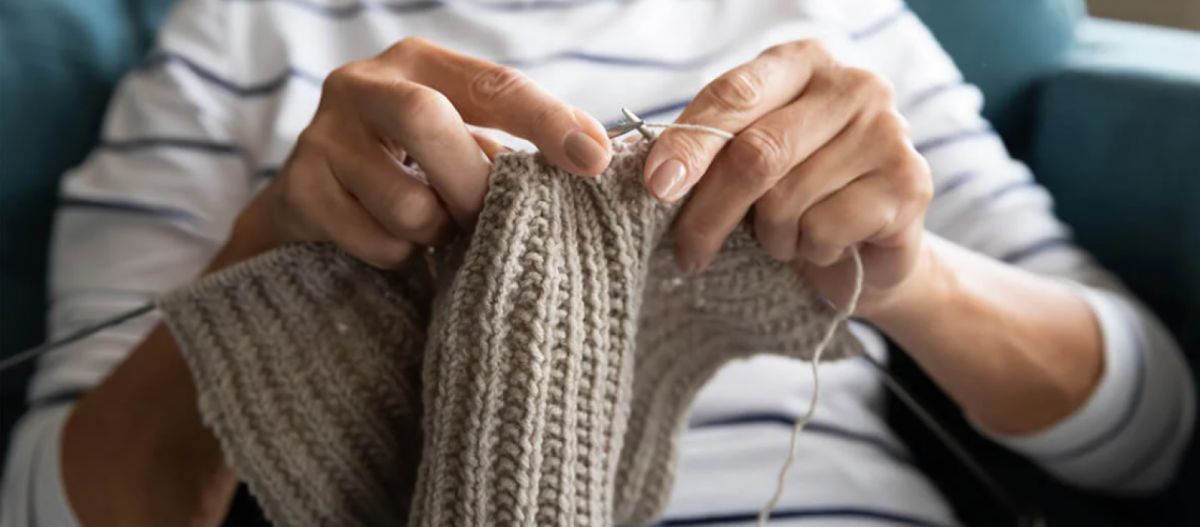 LAS AGUJAS AYUDAN. Tejer lleva a un estado de meditación.