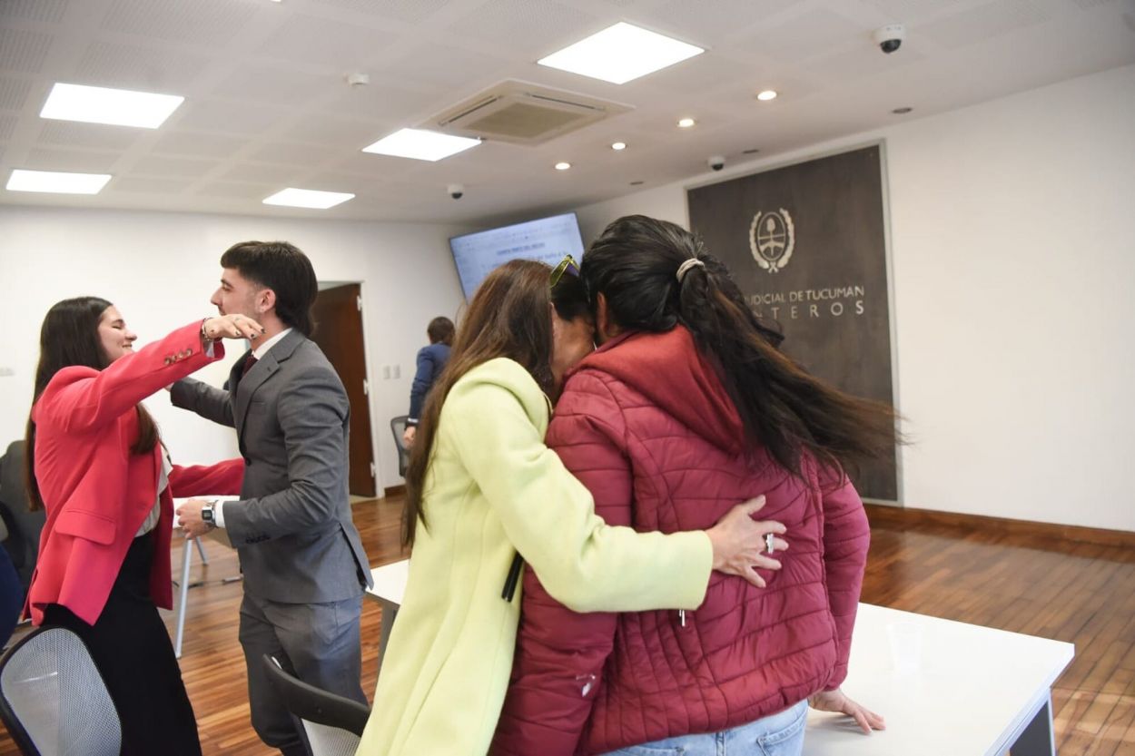 ALIVIO. La defensora Soledad Deza abraza a “Eva” después de haber escuchado la resolución del magistrado.