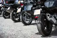 Los tucumanos se suben a la moto, pero se bajan del auto