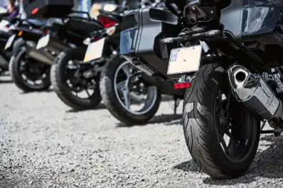Los tucumanos se suben a la moto, pero se bajan del auto