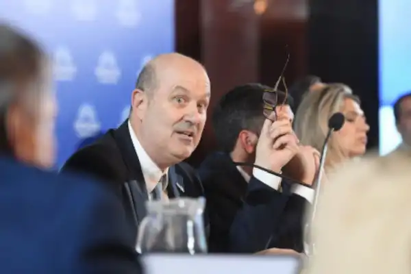 El Gobierno ratificó a Sturzenegger como figura clave y cerró filas tras el traspié en el Senado