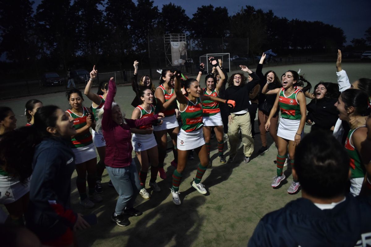 PURA FELICIDAD. Las jugadoras de Huirapuca festejaron el campeonato.