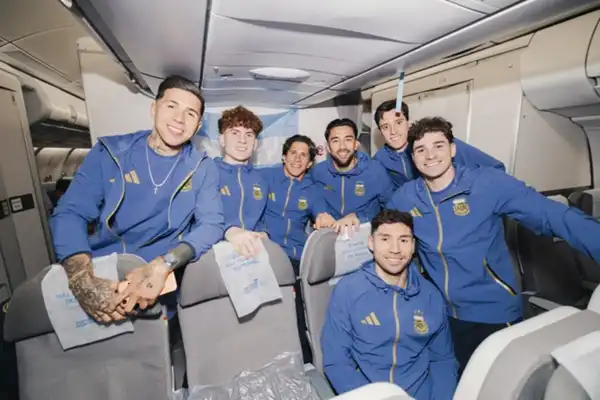 La Selección argentina llegó a Kansas para iniciar la preparación rumbo al Mundial 2026