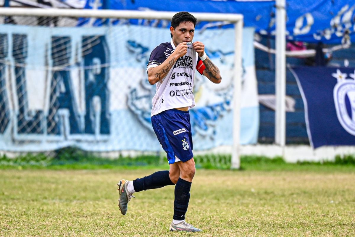 DOBLETE. Alejo Distaulo, anotó dos goles y pasa por un gran momento en Almirante Brown.