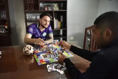 Mete goles los fines de semana y vende figuritas de sol a sombra para criar a su hijo