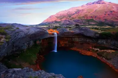 El increíble Salto del Agrio: dónde queda la cascada argentina de aguas ácidas y colores únicos