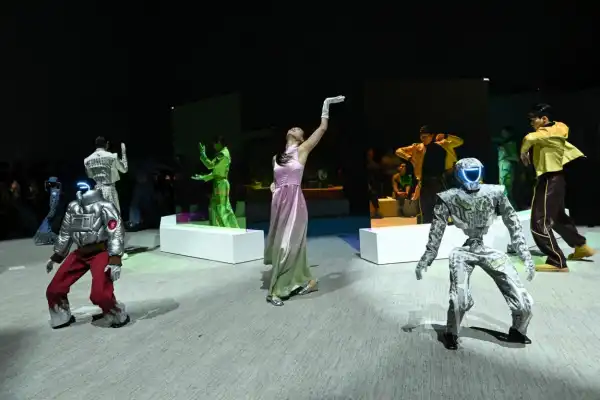 Robots y modelos: la extraña combinación en un desfile en Corea del Sur