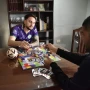 Mete goles los fines de semana y vende figuritas de sol a sombra para criar a su hijo
