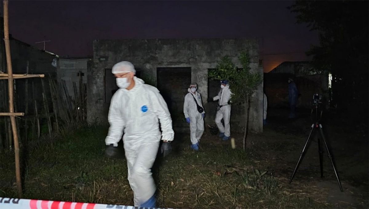 ANÁLISIS. Los peritos trabajan en el domicilio de Río Seco donde fue asesinada Luján.