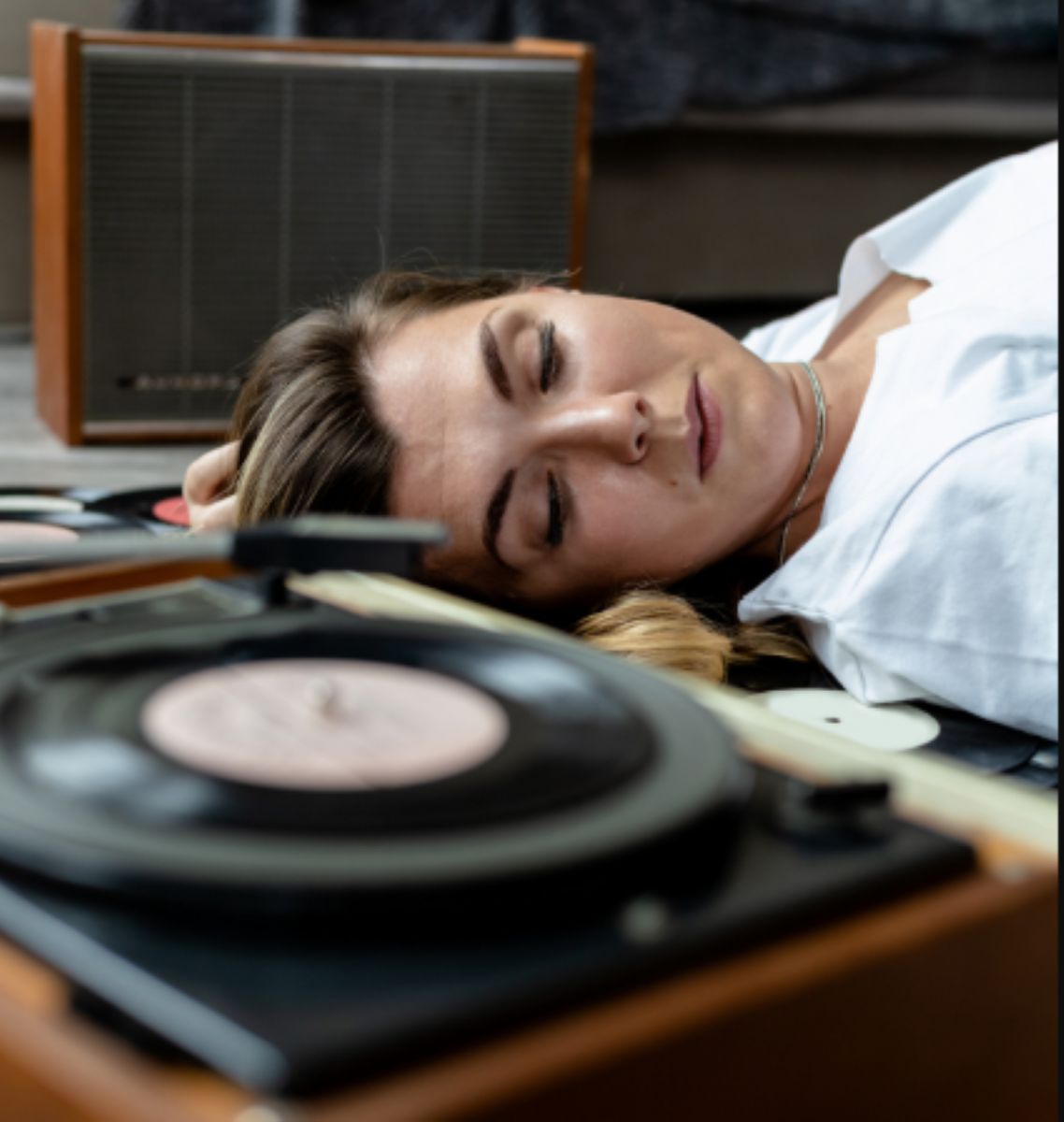 Dormir con auriculares: por qué el hábito puede generar acum