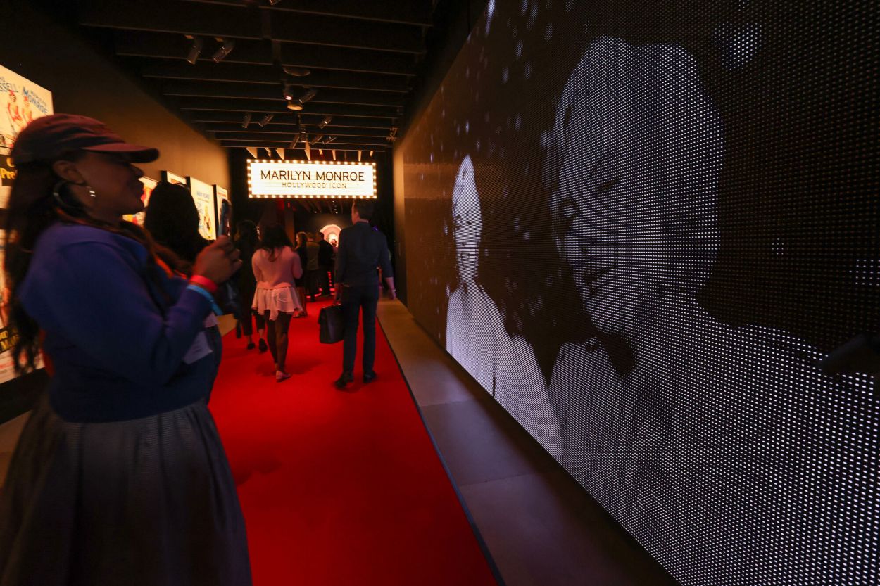 EN LOS ÁNGELES. Turistas ingresan a la muestra de Marilyn Monroe en el museo de la Academia de los Oscars, en Estados Unidos.