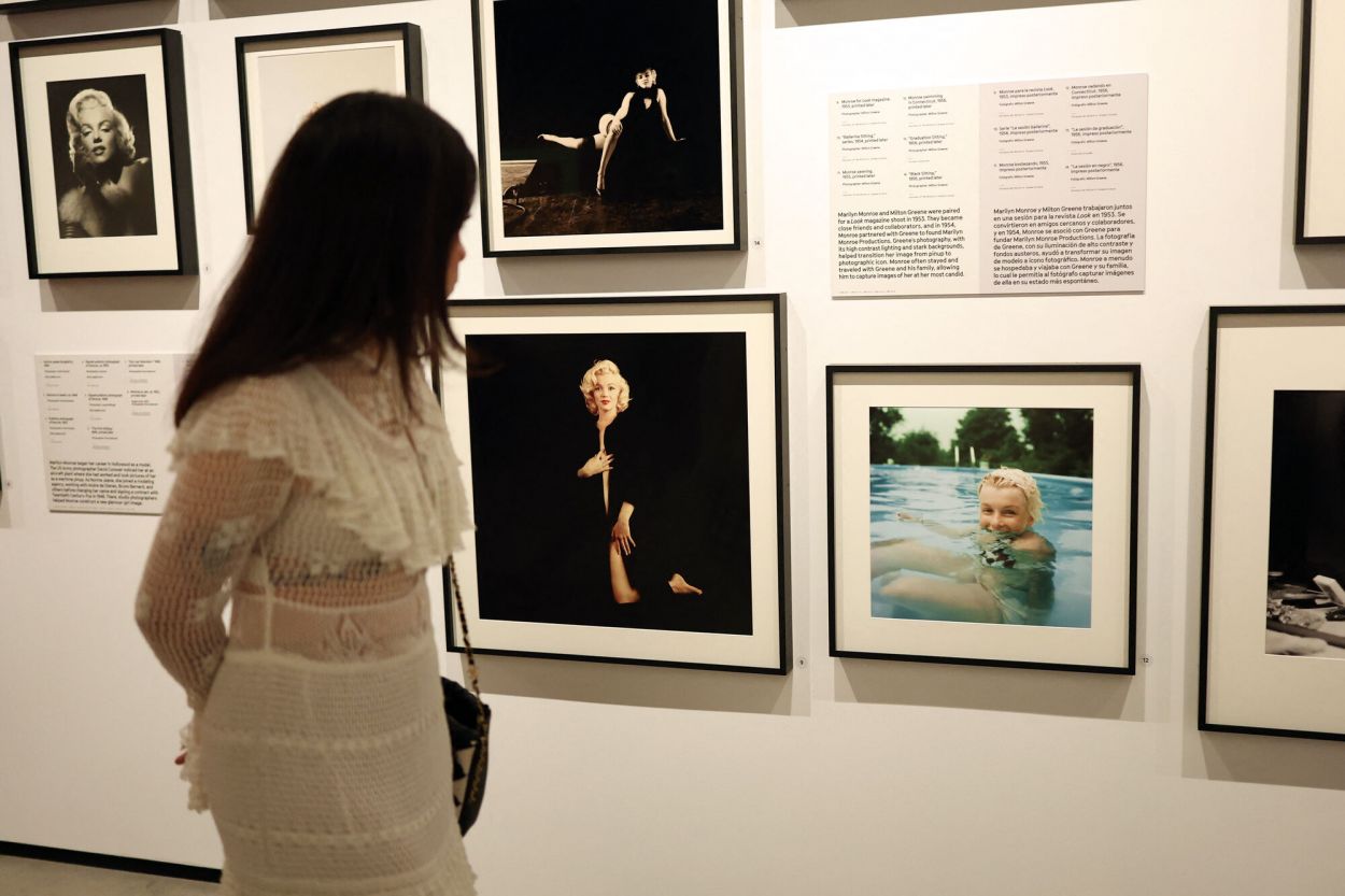 FOTOS Y MEMORABILIA. Una mujer observa algunos de los cuadros colgados en la muestra del museo.