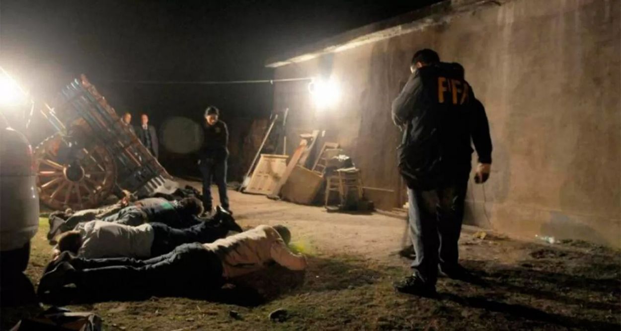 EN LEALES. Los policías arruinaron un festejo por el éxito de un vuelo narco.