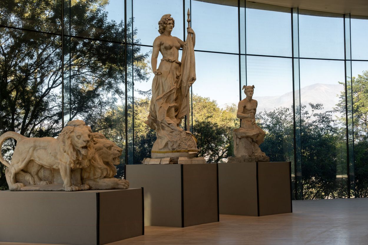 LAS OBRAS. Tres de las seis esculturas de la artista tucumana, en exhibición.