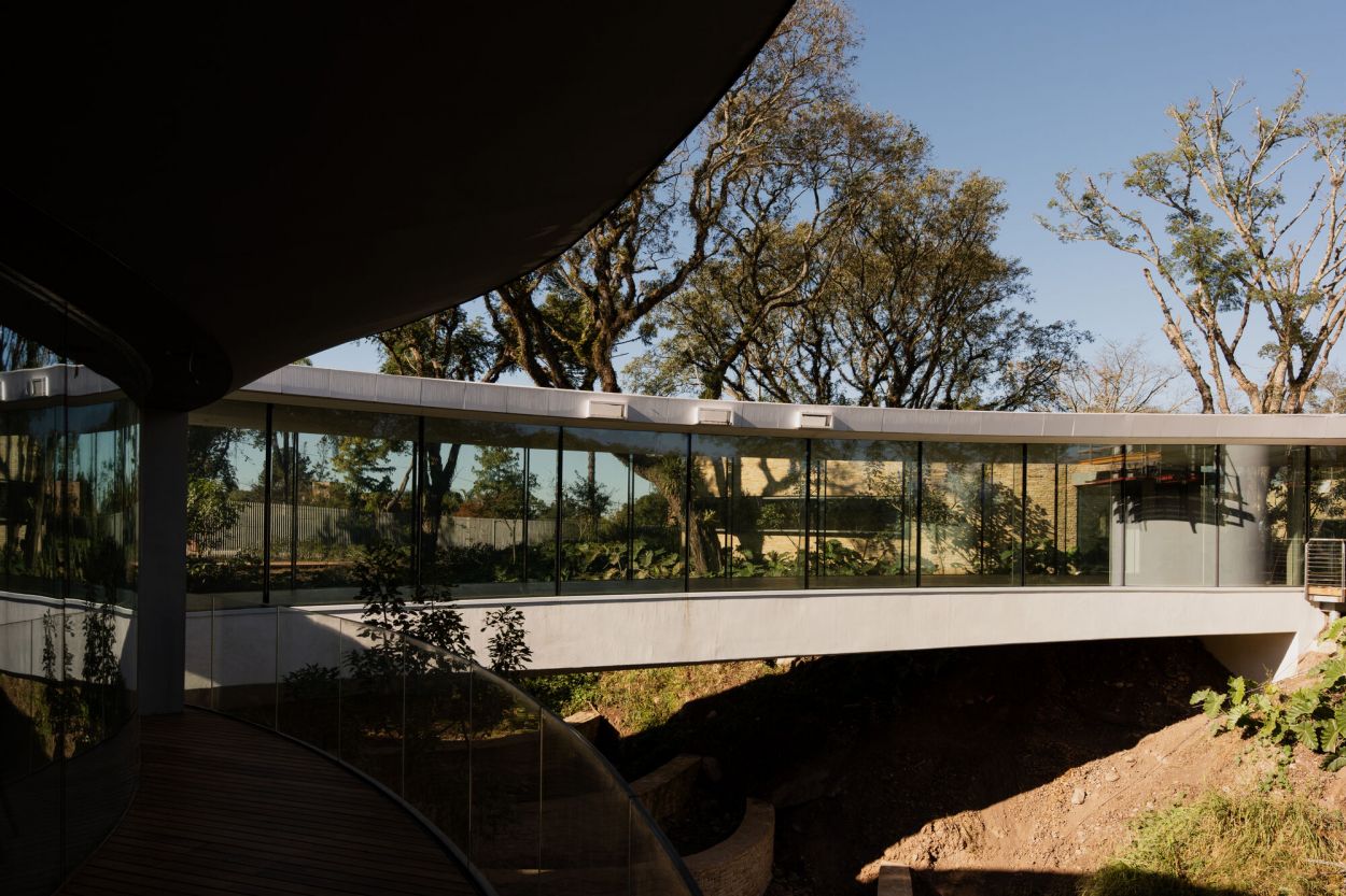 VINCULACIÓN CON LA NATURALEZA. El proyecto del arquitecto tucumano César Pelli tuvo especial atención en relacionar el edificio con su entorno.