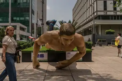 A nueve días del Mundial 2026, derribaron estatuas de futbolistas en una violenta protesta en México