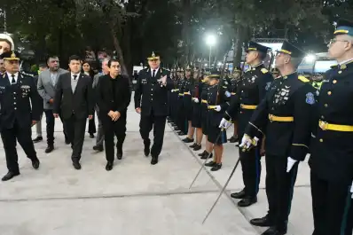 Sergio Mansilla encabezó la entrega de insignias a los cadetes en la Jefatura de Policía