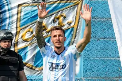 Ascendió a Primera, jugó Libertadores y el club lo sostuvo en pleno duelo familiar: el lazo eterno de Sbuttoni con Atlético