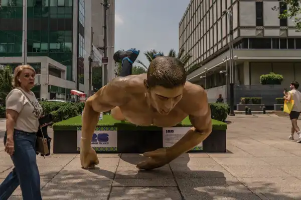 A nueve días del Mundial 2026, derribaron estatuas de futbolistas en una violenta protesta en México