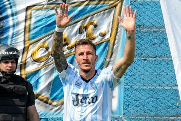 Ascendió a Primera, jugó Libertadores y el club lo sostuvo en pleno duelo familiar: el lazo eterno de Sbuttoni con Atlético
