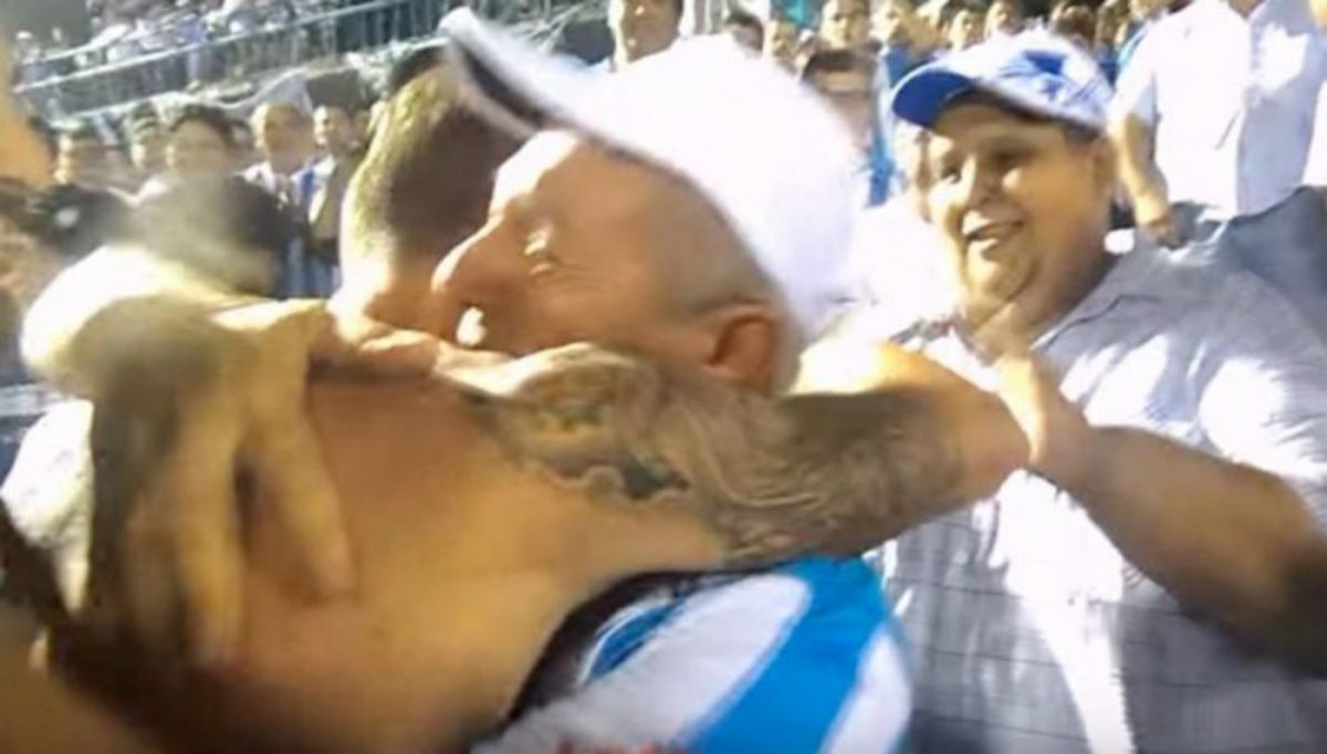 ABRAZO ETERNO. Franco Sbuttoni celebra junto a su padre el histórico ascenso de Atlético Tucumán a la máxima categoría en la temporada 2015.
