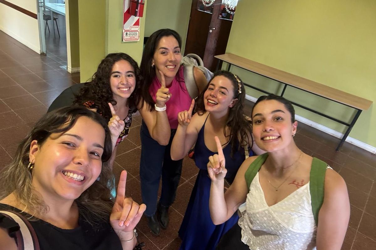 EN EL AEROPUERTO. Las jóvenes antes de viajar al Congreso Argentino de Ingeniería Sanitaria y Ambiental en Córdoba. / CORTESÍA AMIRA UEZEN