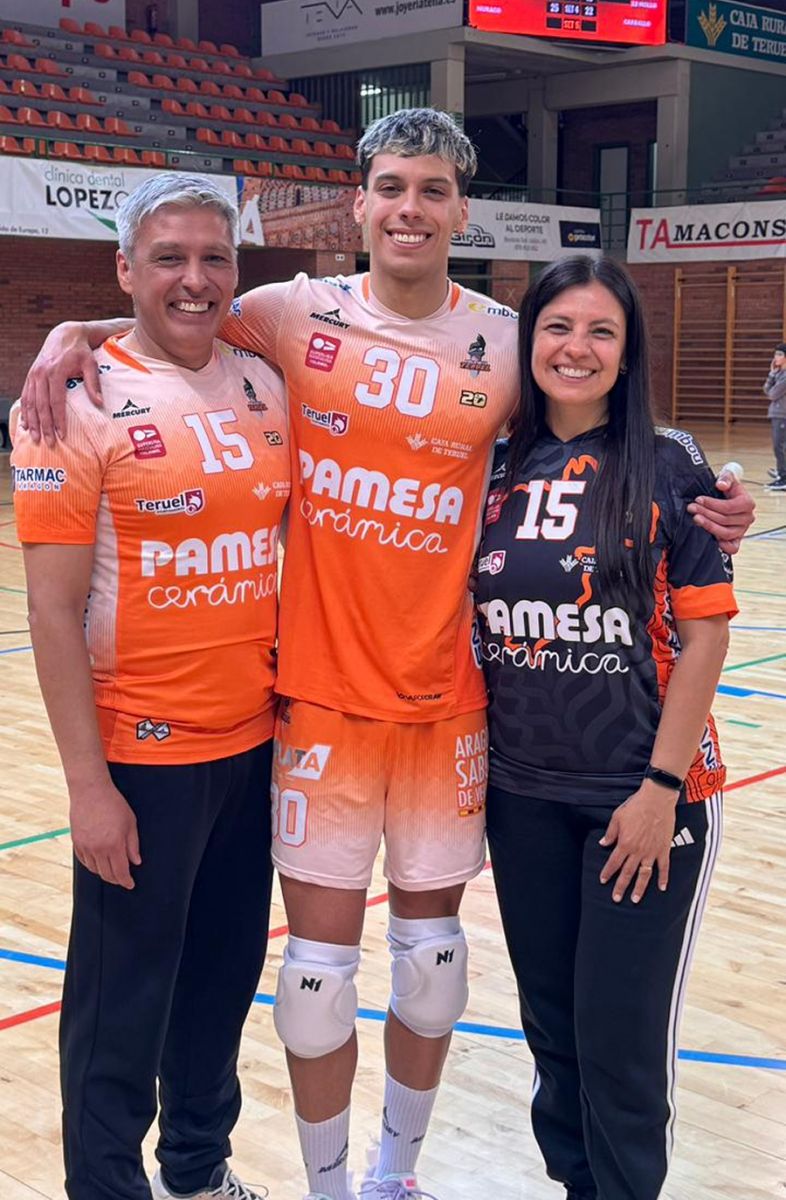 FAMILIA. Pablo posa luego de un partido con su papá Fernando y su mamá Susana.