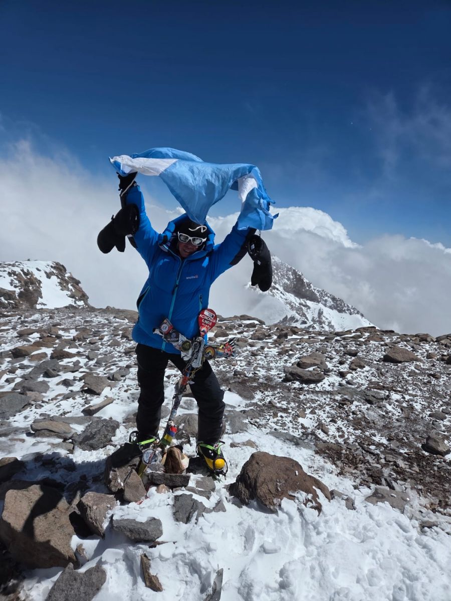 Laura Madariaga junto a la bandera argentina.