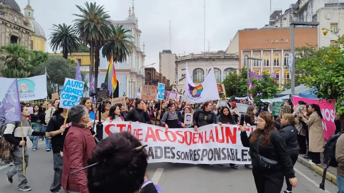 Estudiantes universitarios presentes en la movilización