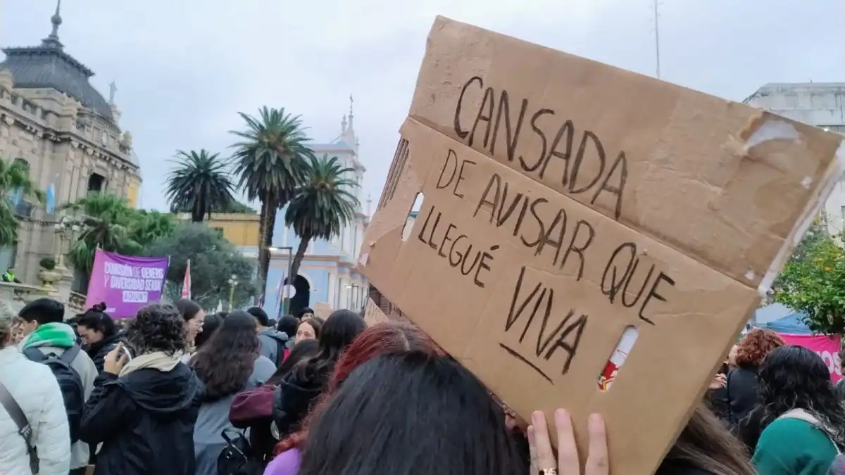 Una multitud marcha en Plaza Independencia