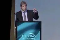 Luis Caputo defendió el rumbo económico: Hoy sobran dólares para empresas, ahorristas y el Central