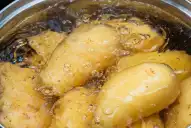 El truco para pelar papas sin pelador que ahorra tiempo y evita cortes