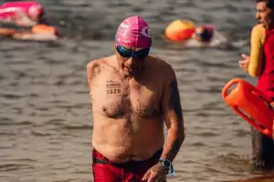 Perdió un brazo tras una descarga de 13.200 voltios y ahora competirá en el Mundial de aguas abiertas