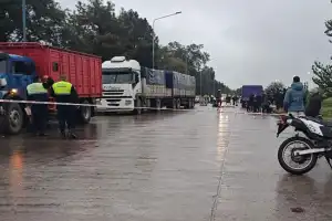 Una policía y su padre murieron al chocar su moto contra un camión cerca del Mercofrut