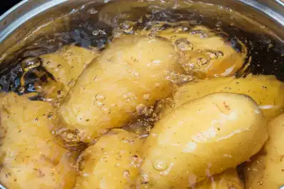 No la tires: para qué sirve el agua de cocción de las papas y cómo aprovecharla en casa
