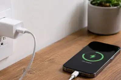 ¿Se conecta primero el celular o el cargador? La respuesta que puede proteger tu batería