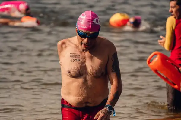 Perdió un brazo tras una descarga de 13.200 voltios y ahora competirá en el Mundial de aguas abiertas