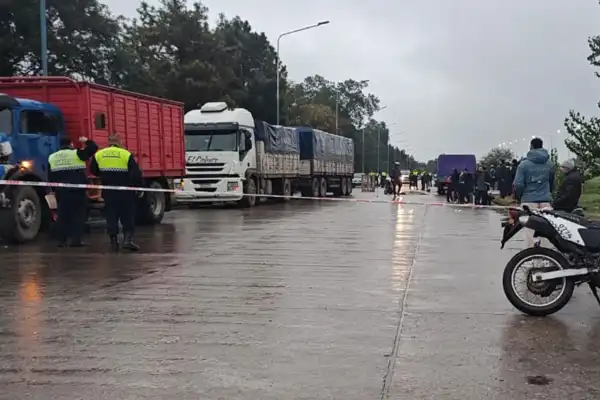 Una policía y su padre murieron al chocar su moto contra un camión cerca del Mercofrut