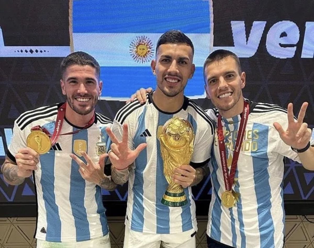 CÁBALA. La postal de De Paul, Paredes y Lo Celso recuerda una de las historias más simbólicas de Qatar 2022: la charla alrededor de una vela durante la víspera de la final y el deseo cumplido de levantar la Copa del Mundo.