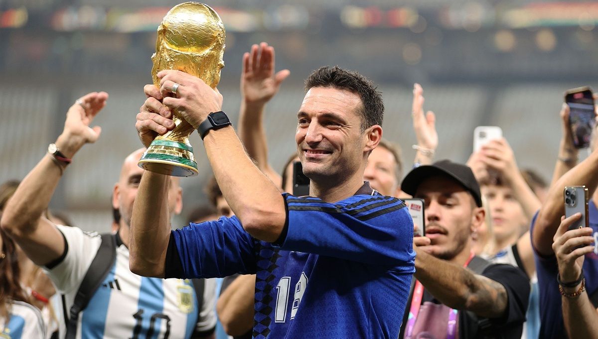 CONSAGRACIÓN. Lionel Scaloni levanta la Copa del Mundo durante los festejos en Qatar 2022. El entrenador que asumió en medio de las dudas terminó conduciendo a la Selección hacia una de las conquistas más importantes de su historia.