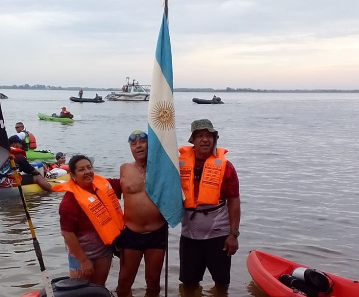 ORGULLO. Con la bandera argentina como símbolo y el agua como escenario, Guillermo Chaves sigue escribiendo una historia de superación que no conoce límites.