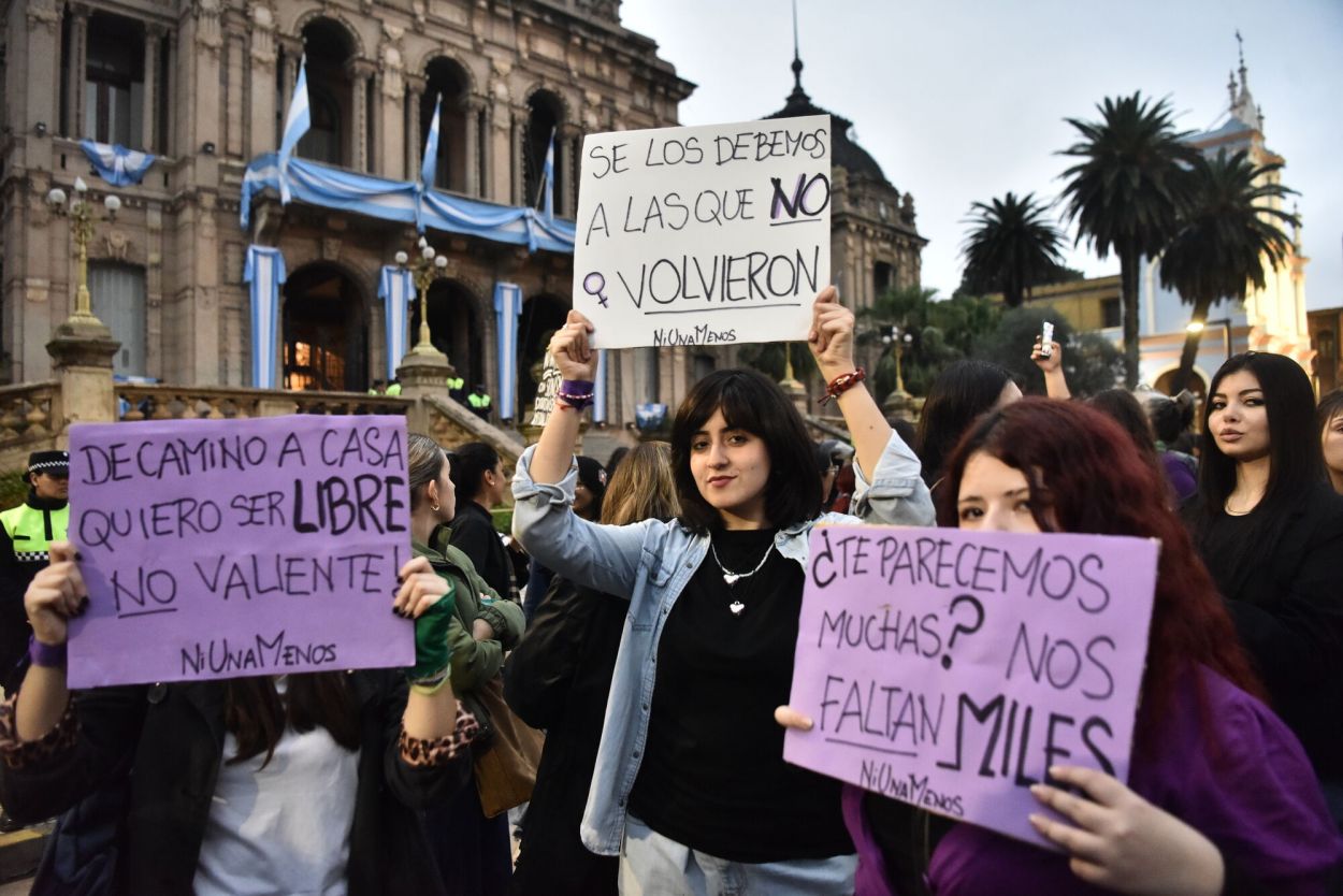 CARTELES. Mujeres de distintas generaciones participaron del encuentro.