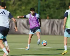 Scaloni mueve las piezas y ensaya variantes para el primer amistoso