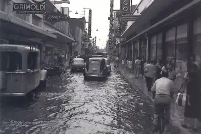 Recuerdos fotográficos: comienzos de los años 60. Muñecas al 100, luego de la lluvia