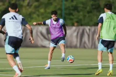 Scaloni mueve las piezas y ensaya variantes para el primer amistoso
