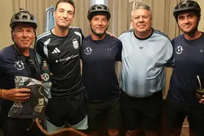 Pedalearon 17.000 kilómetros para seguir a la Selección y emocionaron a Scaloni en Kansas City