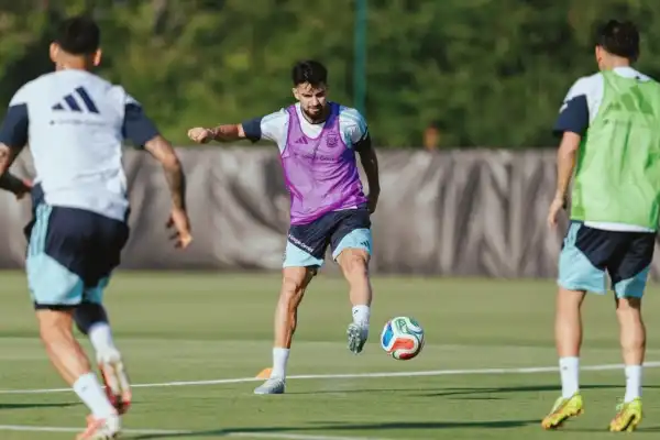 Scaloni mueve las piezas y ensaya variantes para el primer amistoso